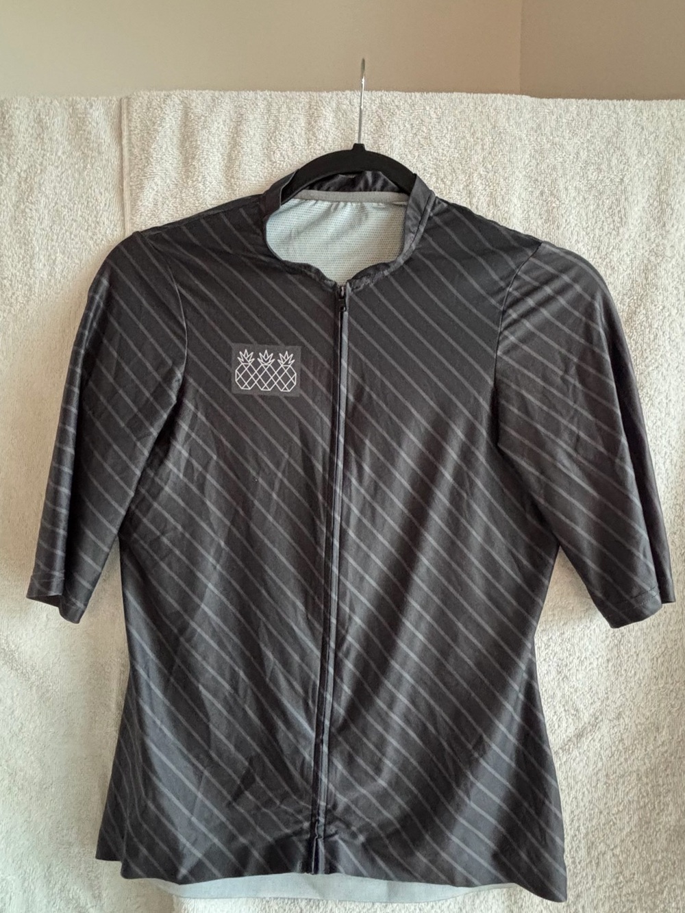 Women's Black Short-Sleeve Cycling Jersey with Subtle Stripe